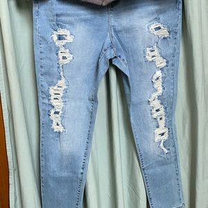 No Boundaries Blue Jeans 👖 destructed skinny